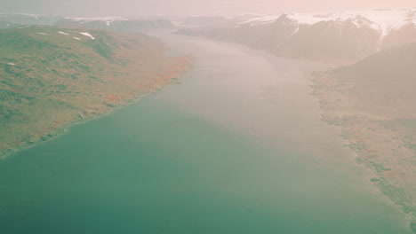 Sonnenuntergang-Aus-Der-Luft-Mit-Panoramablick-Auf-Die-Atemberaubenden-Berge-Norwegens
